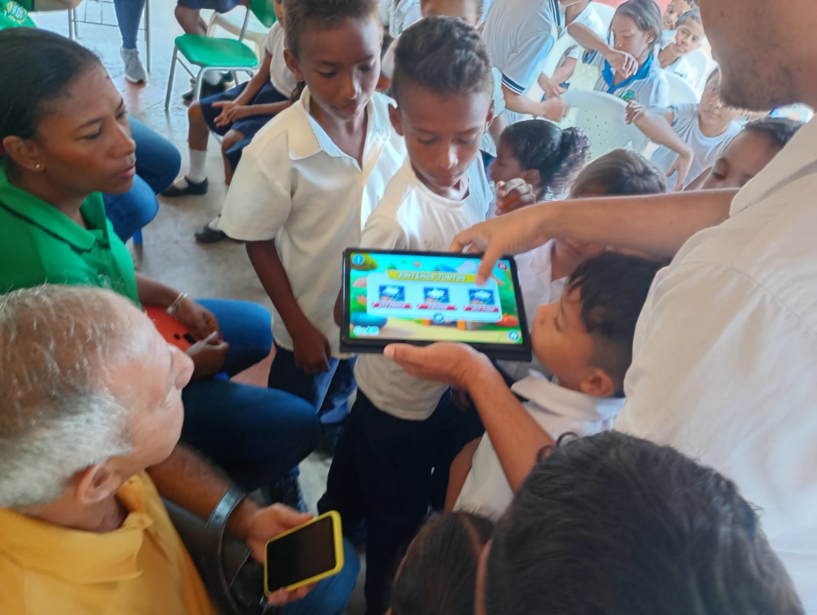 Estudiantes usando realidad aumentada